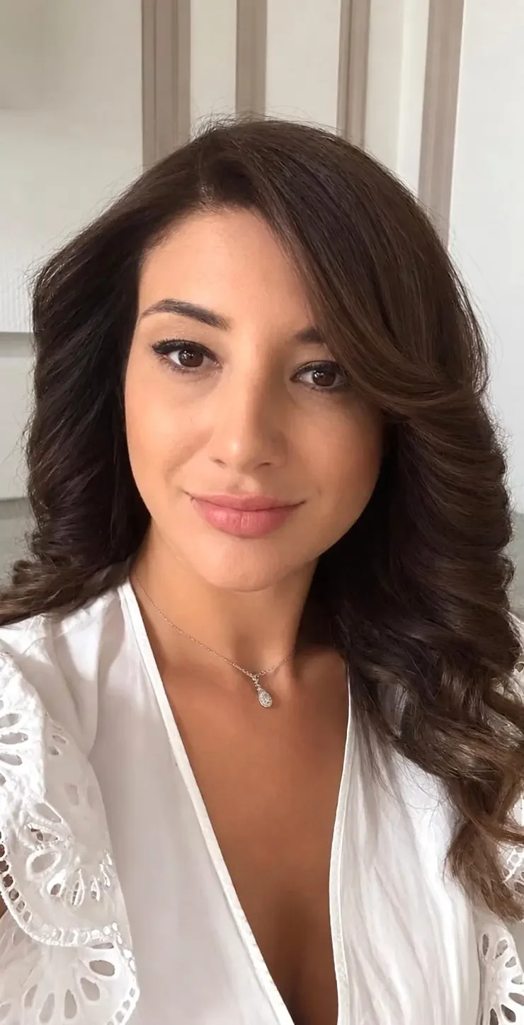 Portrait du Dr Katia Salloum, médecin vasculaire, dans son cabinet