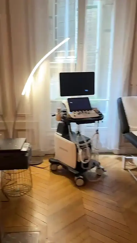 La salle d’examen du cabinet, avec l’appareil d’écho-doppler devant la fenêtre