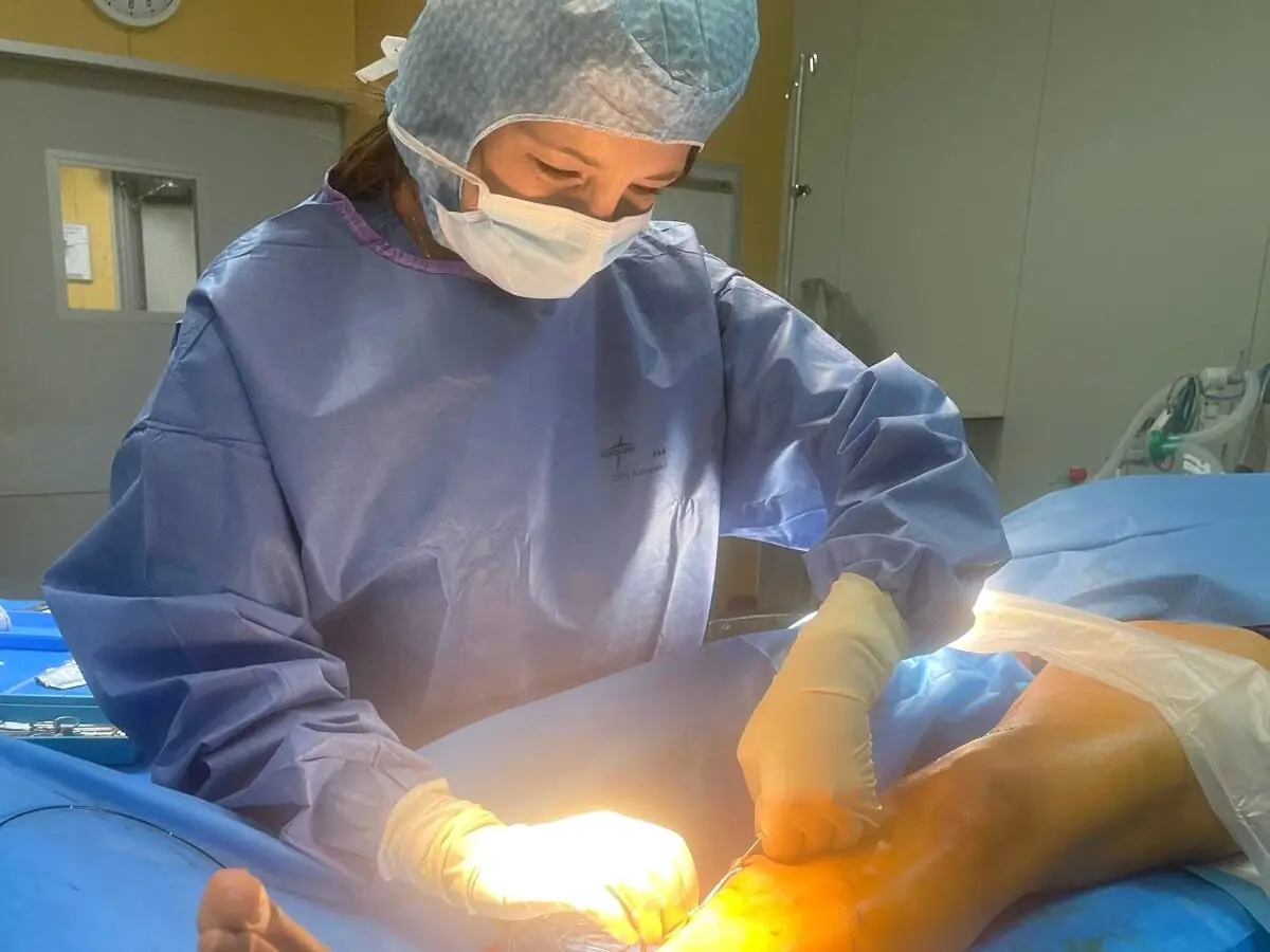 Le Dr Salloum réalisant un traitement endoveineux au bloc