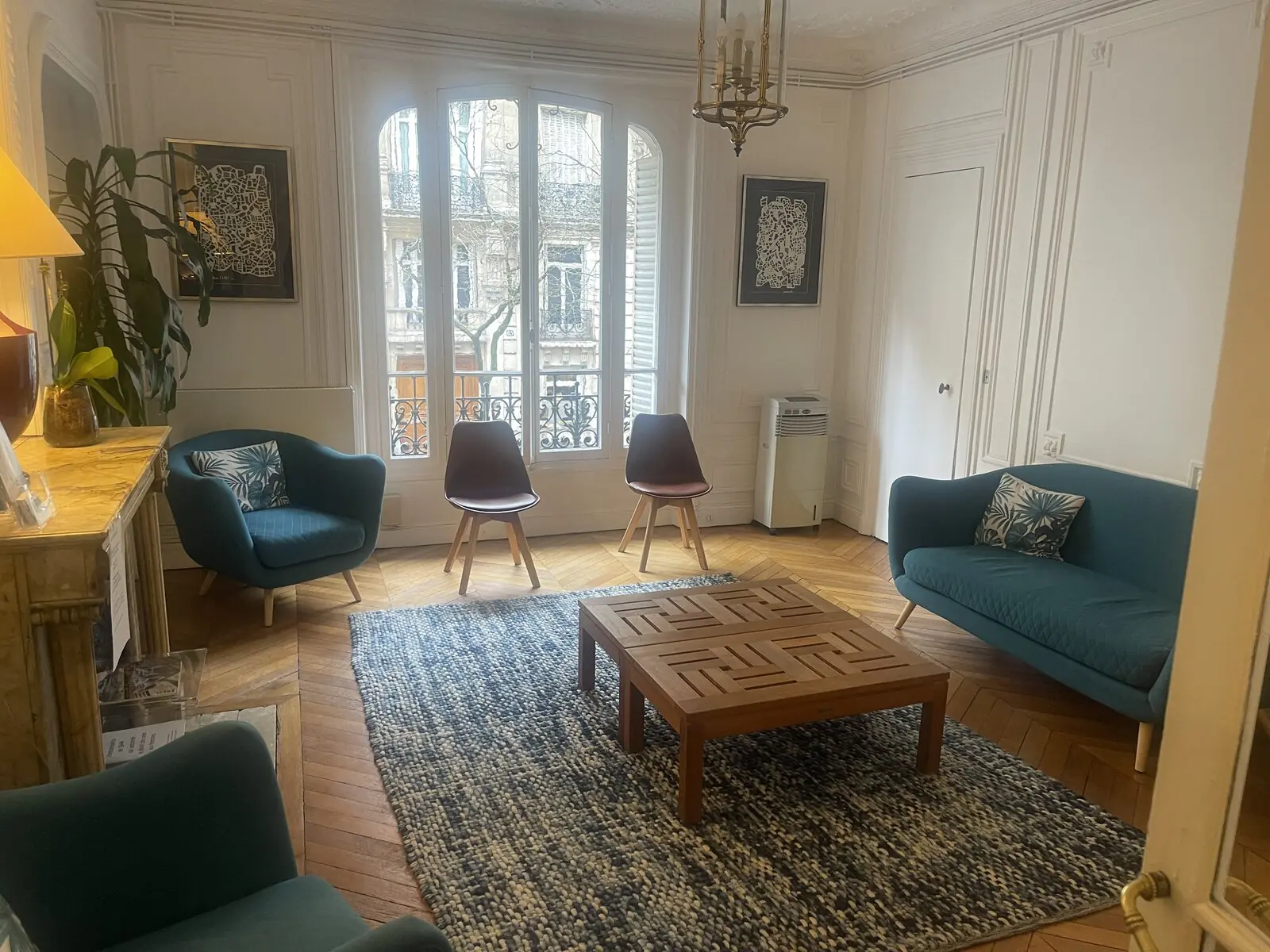 La salle d’attente du cabinet, avec ses fenêtres haussmanniennes
